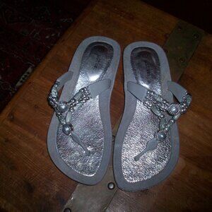 Flip flop women's Grey with Silver bead rubber sole, silver,  sz 7 Narrow Sandal